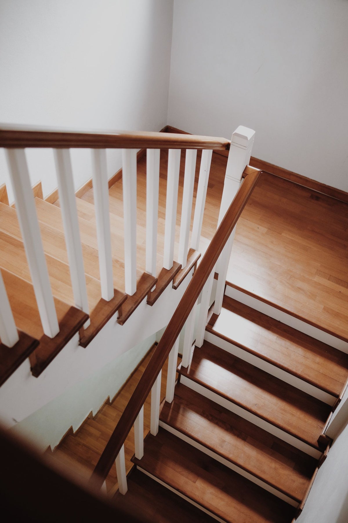 Escalier en bois avec rampe blanche dans un intérieur lumineux