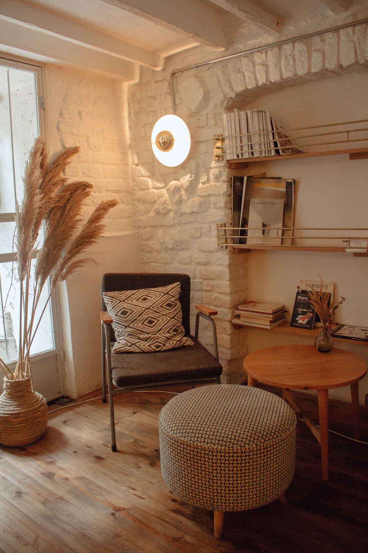 Coin salon avec fauteuil, pouf repose-pieds et table basse