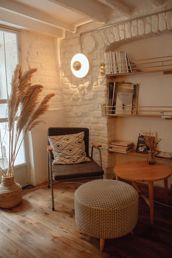 Coin salon avec fauteuil, pouf repose-pieds et table basse