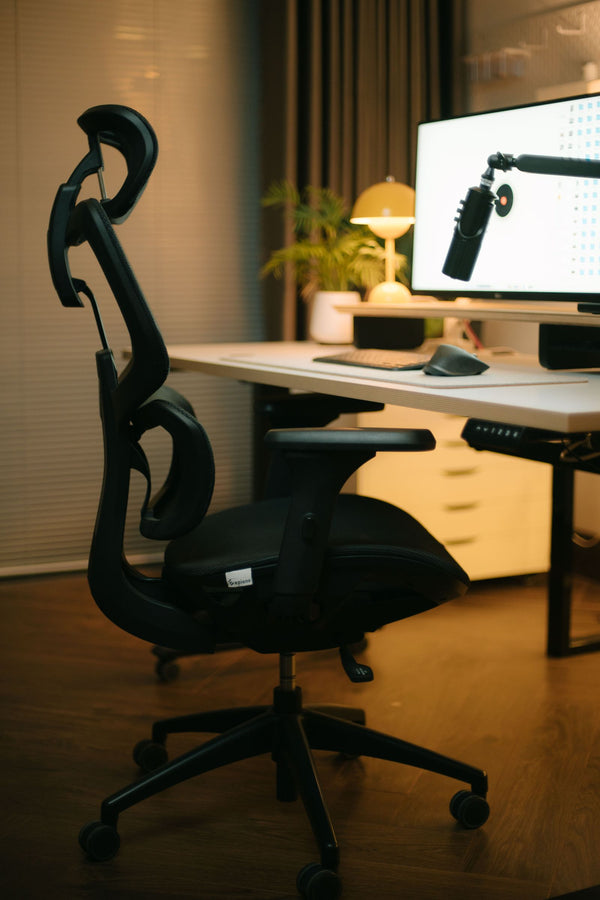 Chaise de bureau ergonomique devant un poste de travail