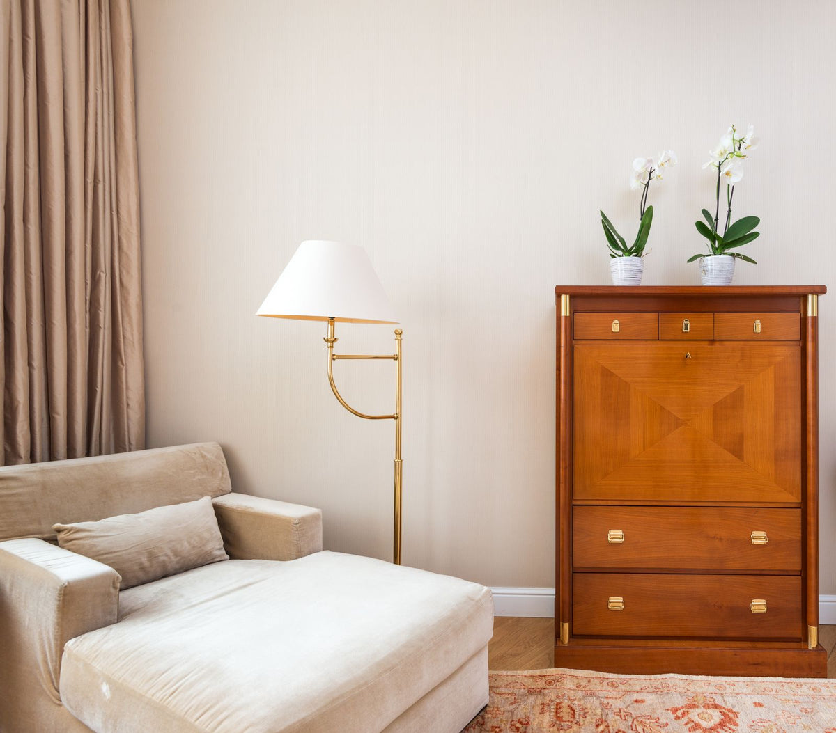 Fauteuil confortable et lampe dans un salon chaleureux