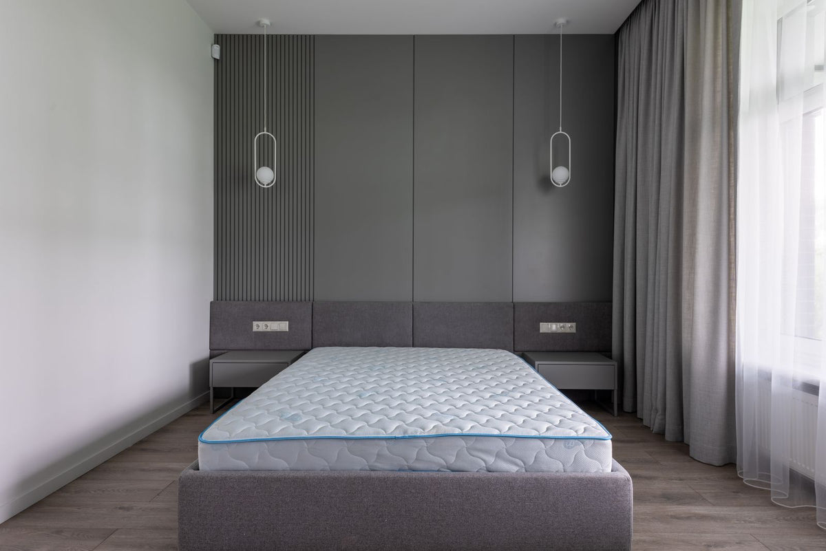 Chambre moderne avec un matelas orthopédique posé sur un lit, sans personne