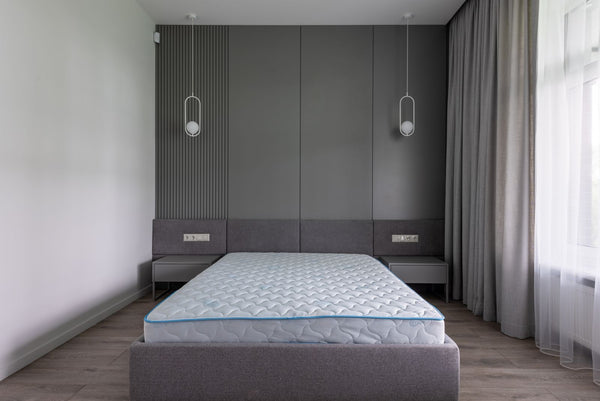 Chambre moderne avec un matelas orthopédique posé sur un lit, sans personne