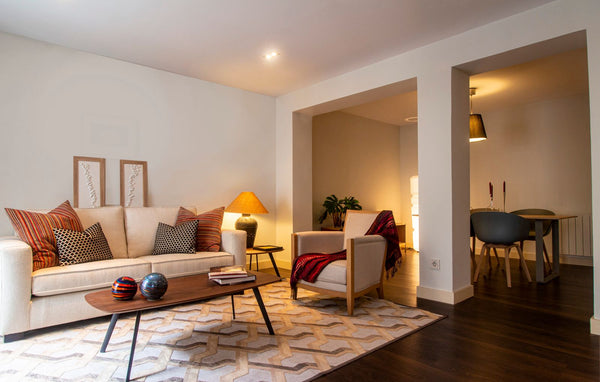 Salon cosy et chaleureux avec canapé et éclairage doux pour l'hiver
