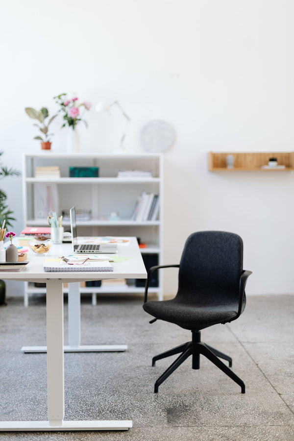 Chaise de bureau et bureau blanc dans un interieur clair